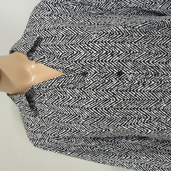 CHICO'S WRINKLE RESISTANT Zigzag Print Button up Top Size 2 - Picture 4 of 10